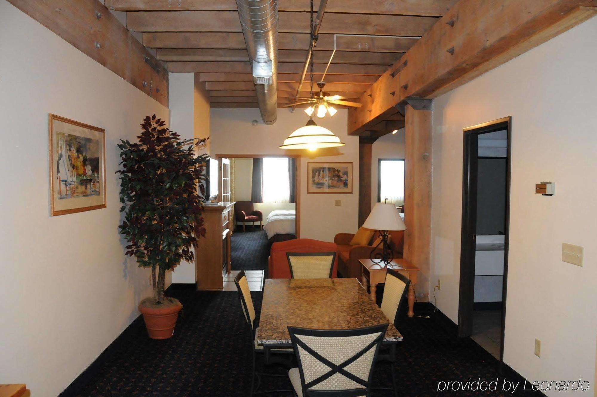 The Suites Hotel At Waterfront Plaza Duluth Pokoj fotografie